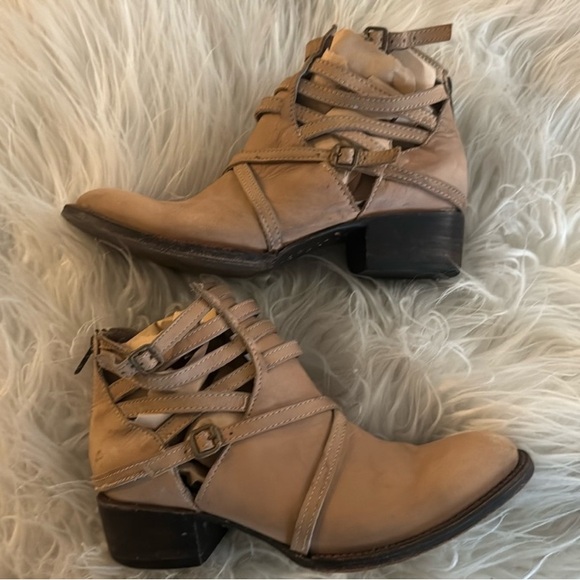 Freebird distressed cutout leather booties - Picture 3 of 5